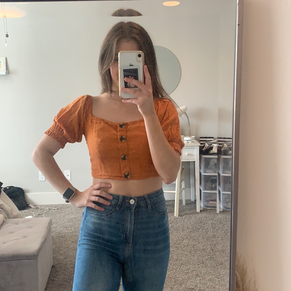 Adorable cropped orange shirt with puffy sleeves